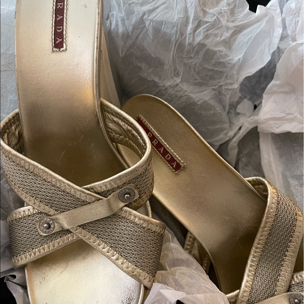 🌟👠Prada goldtone wedges!